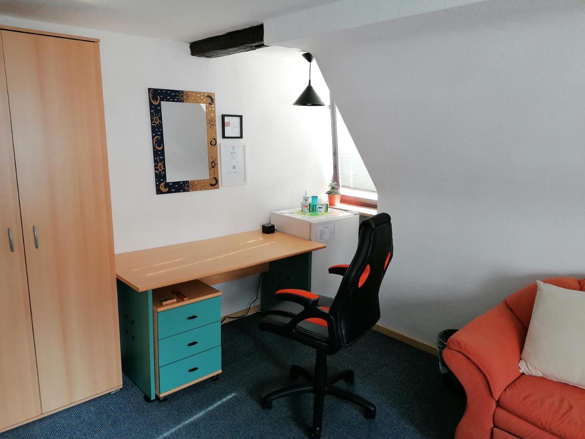 Grosses Gaestezimmer Mit Kuehlschrank *