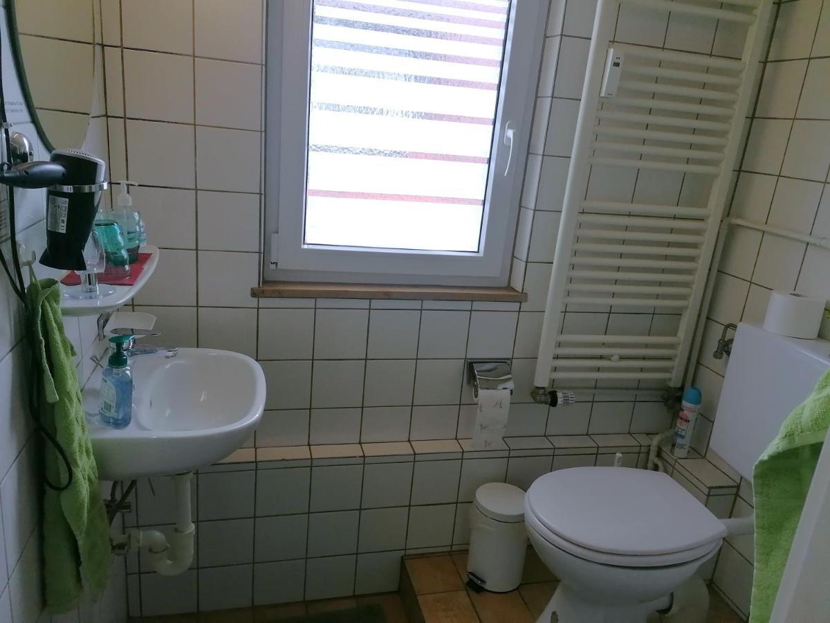 Grosses Gaestezimmer Mit Kuehlschrank *